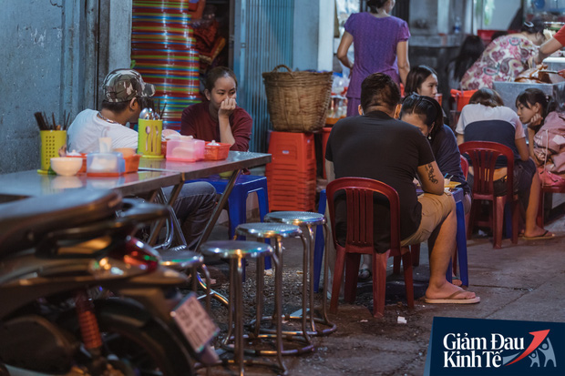 Hàng quán tại khu chợ bình dân nức tiếng nhất Sài Gòn hậu cách ly xã hội: Cảnh tấp nập đã trở lại, người bán và mua vẫn “đề phòng là trên hết” - Ảnh 12.