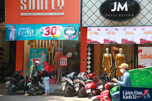 Loạt khu phố thời trang ở Hà Nội mở cửa trở lại, giảm giá sốc lên tới 80% - Ảnh 2.