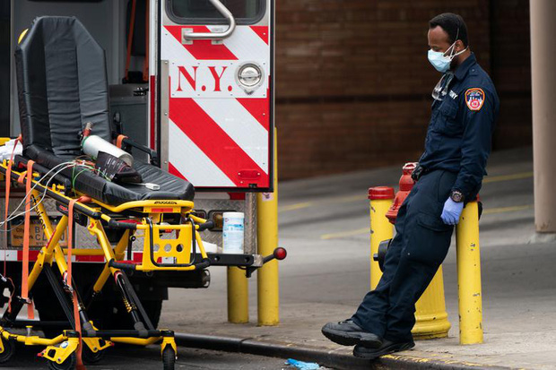 New York trải qua thời khắc tang thương nhất trong dịch Covid-19, số người tử vong đã vượt qua vụ khủng bố đẫm máu ngày 11/9 - Ảnh 13.