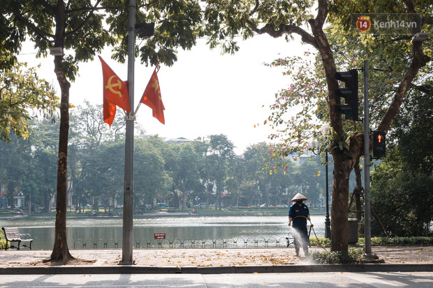 Chùm ảnh: 1 ngày trước khi tạm hạ nhiệt, Hà Nội nắng nóng như chảo lửa, người dân chật vật mưu sinh dưới nhiệt độ gay gắt - Ảnh 2.