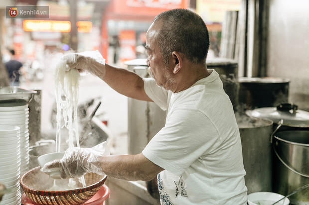 Phở Hà Nội nổi tiếng thì ai cũng biết, nhưng chỉ có 6 quán từng được lên báo nước ngoài, khách Tây đến thử đông nghịt - Ảnh 1.