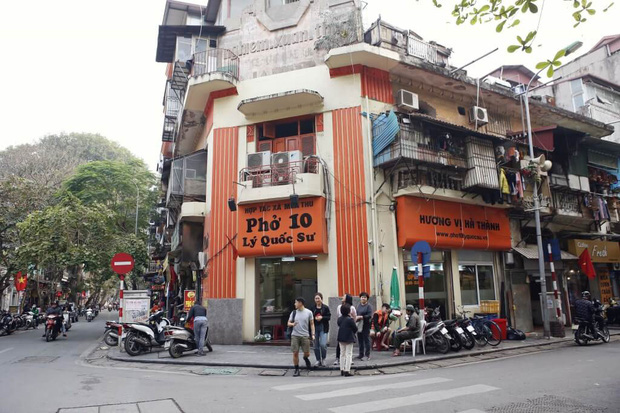 Phở Hà Nội nổi tiếng thì ai cũng biết, nhưng chỉ có 6 quán từng được lên báo nước ngoài, khách Tây đến thử đông nghịt - Ảnh 5.