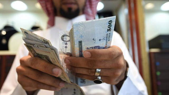 Ngân sách thiếu hụt, Arab Saudi phải tăng VAT lên gấp 3, dừng phát tiền hàng tháng cho người dân - Ảnh 1.