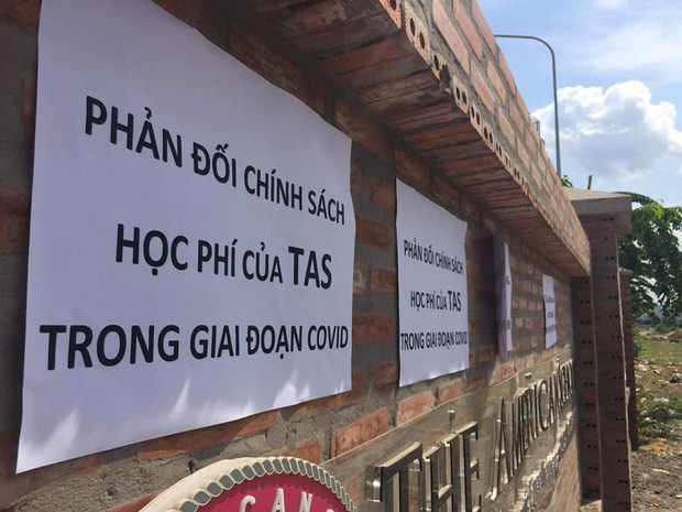 3 tháng nghỉ học vì dịch phải đóng hơn 200 triệu đồng, phụ huynh đội nắng đến trường Quốc tế Mỹ phản ánh nhưng chỉ được đối thoại vài câu qua cổng sắt - Ảnh 5.