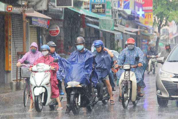 Ảnh: Cơn mưa vàng xối xả giải nhiệt cho Sài Gòn từ sáng sớm, chấm dứt chuỗi ngày nắng nóng kinh hoàng - Ảnh 15.