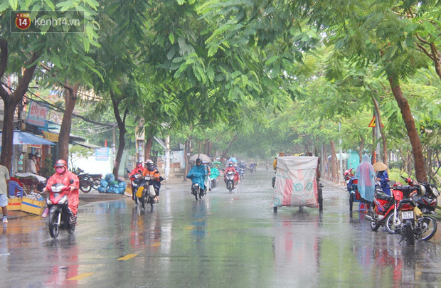 Ảnh: Cơn mưa vàng xối xả giải nhiệt cho Sài Gòn từ sáng sớm, chấm dứt chuỗi ngày nắng nóng kinh hoàng - Ảnh 9.