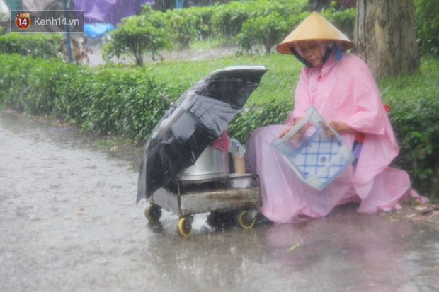 Ảnh: Cơn mưa vàng xối xả giải nhiệt cho Sài Gòn từ sáng sớm, chấm dứt chuỗi ngày nắng nóng kinh hoàng - Ảnh 10.