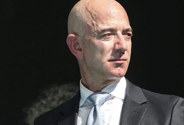 Việc Jeff Bezos có thể trở thành tỷ phú nghìn tỷ USD vấp phải chỉ trích dữ dội, bị Thượng nghị sĩ Mỹ gọi là vô đạo đức - Ảnh 1.