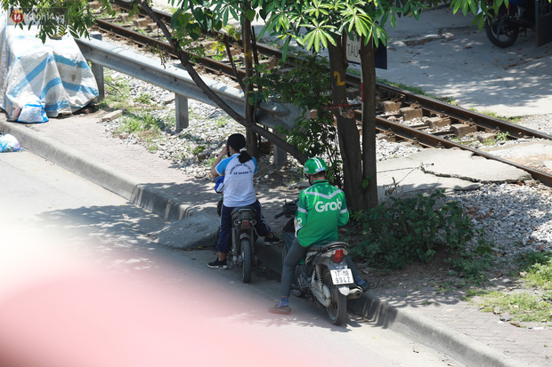 Hà Nội: Sinh viên nhăn mặt, người lao động oằn mình di chuyển dưới nắng nóng như thiêu đốt - Ảnh 15.