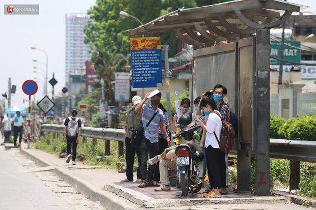 Hà Nội: Sinh viên nhăn mặt, người lao động oằn mình di chuyển dưới nắng nóng như thiêu đốt - Ảnh 24.