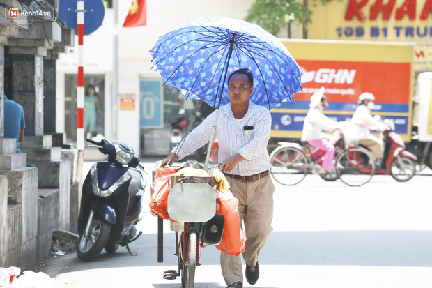 Hà Nội: Sinh viên nhăn mặt, người lao động oằn mình di chuyển dưới nắng nóng như thiêu đốt - Ảnh 25.