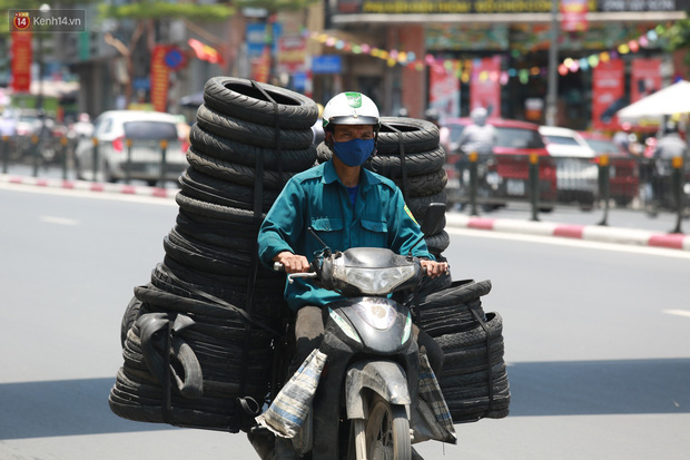 Hà Nội: Sinh viên nhăn mặt, người lao động oằn mình di chuyển dưới nắng nóng như thiêu đốt - Ảnh 4.