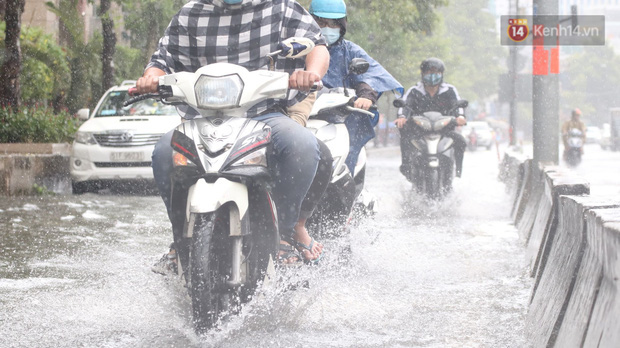 TP.HCM: Rốn ngập Nguyễn Hữu Cảnh lênh láng như sông sau trận mưa trắng trời - Ảnh 4.