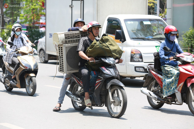 Hà Nội: Sinh viên nhăn mặt, người lao động oằn mình di chuyển dưới nắng nóng như thiêu đốt - Ảnh 9.