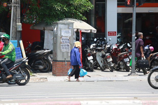 Hà Nội: Sinh viên nhăn mặt, người lao động oằn mình di chuyển dưới nắng nóng như thiêu đốt - Ảnh 10.