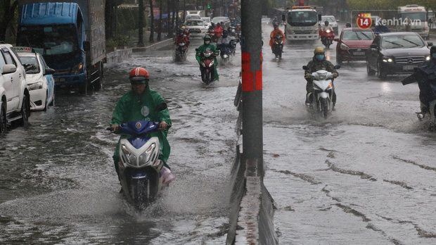 TP.HCM: Rốn ngập Nguyễn Hữu Cảnh lênh láng như sông sau trận mưa trắng trời - Ảnh 10.