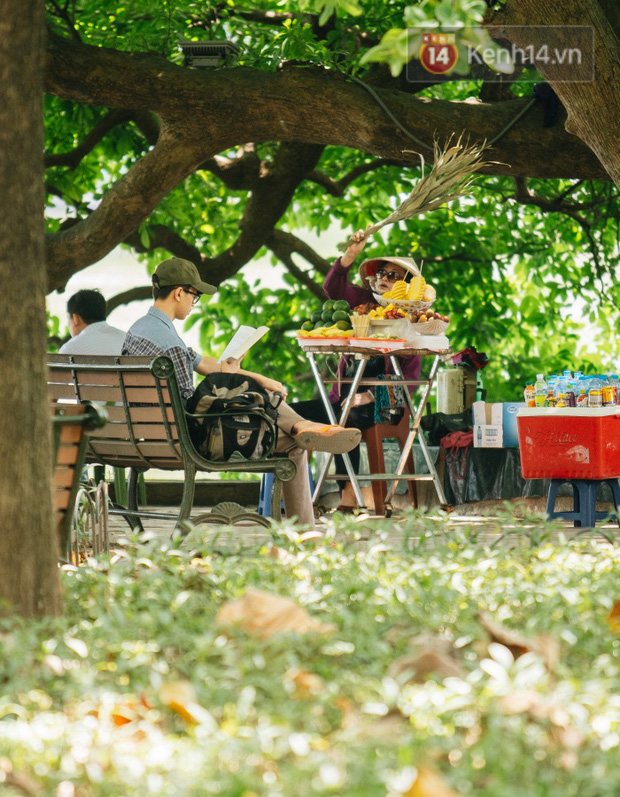 Ảnh: Nhiệt độ ngoài đường tại Hà Nội lên tới 50 độ C, người dân trùm khăn áo kín mít di chuyển trên phố - Ảnh 11.