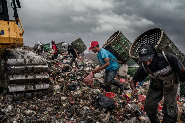 Núi rác ở Jakarta - nơi người Indonesia khao khát có việc làm tìm đến - Ảnh 1.