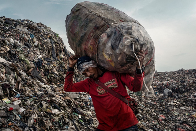 Núi rác ở Jakarta - nơi người Indonesia khao khát có việc làm tìm đến - Ảnh 2.