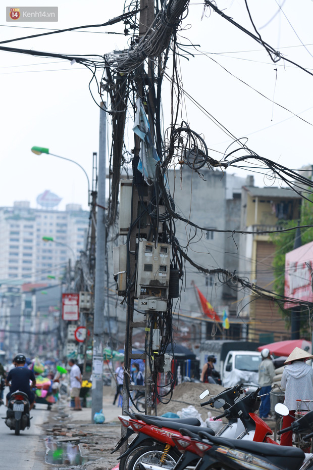 Ảnh: Cận cảnh tuyến phố mạng nhện tử thần khiến người đi đường thót tim ở Hà Nội - Ảnh 6.