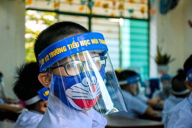 Phụ huynh tranh luận khi học sinh đeo tấm chắn giọt bắn trong lớp học: Người ủng hộ vì hạn chế nguy cơ nhiễm bệnh, người lại thương các con khó chịu, hại mắt - Ảnh 4. Phụ huynh tranh luận khi học sinh đeo tấm chắn giọt bắn trong lớp học: Người ủng hộ vì hạn chế nguy cơ nhiễm bệnh, người lại thương các con khó chịu, hại mắt - Ảnh 4.
