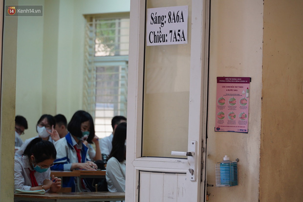 Chủ tịch Hà Nội: Không nên chia giờ học và học sinh không cần đeo tấm chắn giọt bắn - Ảnh 1.