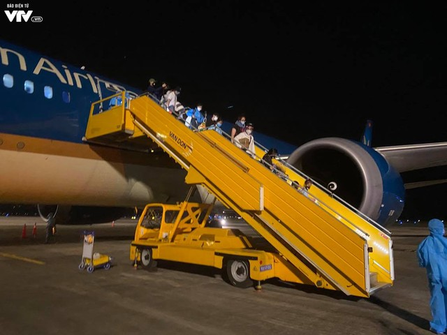 Đón 340 công dân từ Hoa Kỳ hạ cánh xuống sân bay Vân Đồn an toàn - Ảnh 1.