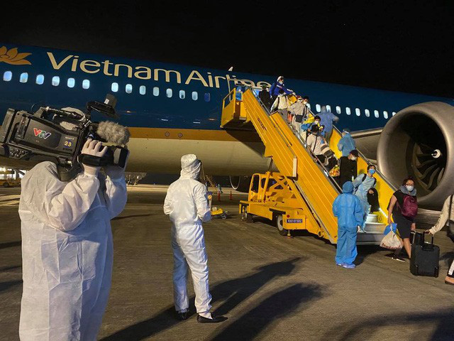 Đón 340 công dân từ Hoa Kỳ hạ cánh xuống sân bay Vân Đồn an toàn - Ảnh 2.