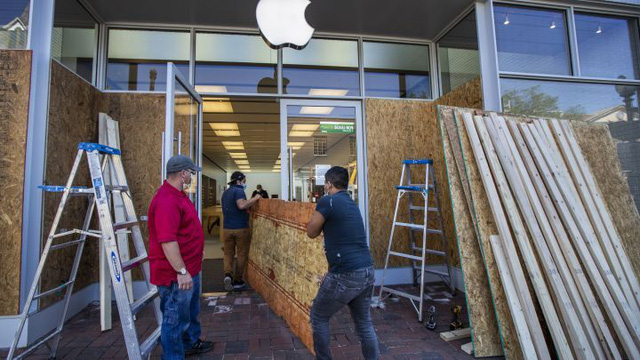 Apple Store bị cướp phá, Apple nhắc nhẹ 1 câu khiến kẻ trộm iPhone trong cuộc biểu tình tại Mỹ vội tìm cách trả lại! - Ảnh 1.