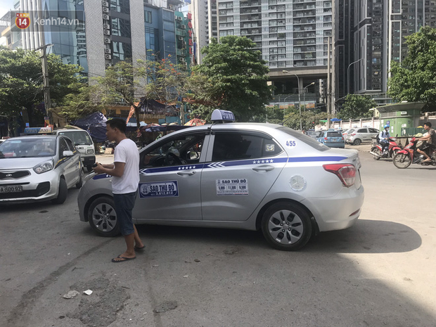 Tài xế taxi, xe ôm vắng khách, cả ngày vật vạ ngoài đường dưới cái nắng nóng trên 50 độ của Thủ đô - Ảnh 2.