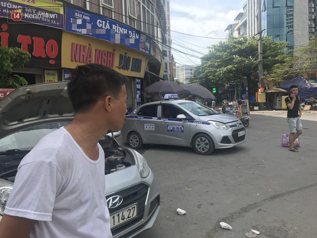 Tài xế taxi, xe ôm vắng khách, cả ngày vật vạ ngoài đường dưới cái nắng nóng trên 50 độ của Thủ đô - Ảnh 4.