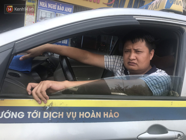 Tài xế taxi, xe ôm vắng khách, cả ngày vật vạ ngoài đường dưới cái nắng nóng trên 50 độ của Thủ đô - Ảnh 5.