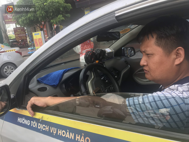 Tài xế taxi, xe ôm vắng khách, cả ngày vật vạ ngoài đường dưới cái nắng nóng trên 50 độ của Thủ đô - Ảnh 6.