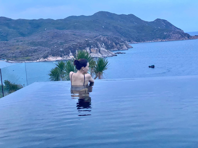  Hết lời khen Amanoi Ninh Thuận, doanh nhân Hannah Nguyễn gợi ý chốn thiên đường 6 sao giá rẻ hè 2020: View đẹp xuất sắc, hồ bơi vô cực, dịch vụ chu đáo  - Ảnh 3.
