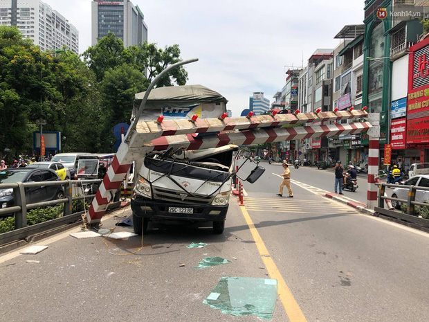 Hà Nội: Xe tải đâm gẫy cột giới hạn chiều cao cầu vượt Tây Sơn, giao thông giữa trưa nắng ùn tắc - Ảnh 6.