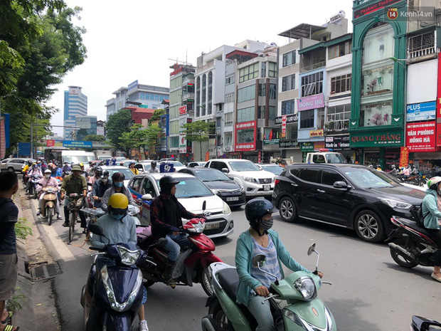 Hà Nội: Xe tải đâm gẫy cột giới hạn chiều cao cầu vượt Tây Sơn, giao thông giữa trưa nắng ùn tắc - Ảnh 7.