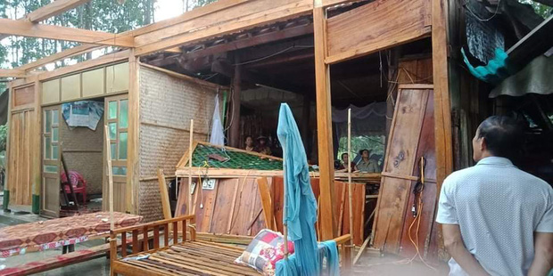 Hàng chục ngôi nhà bị tốc mái sau cơn lốc xoáy ở Hà Tĩnh - Ảnh 1.