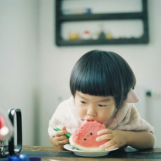 Bé gái 4 tuổi đột nhiên sốt cao và đi ngoài ra máu, nguyên nhân đến từ cách ăn dưa hấu sai lầm mà rất nhiều người cũng hay mắc phải trong mùa hè - Ảnh 2.