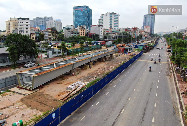 Cận cảnh cầu vượt dầm thép nối liền 3 quận nội thành Hà Nội đang gấp rút thi công - Ảnh 1.