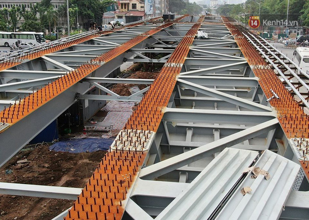 Cận cảnh cầu vượt dầm thép nối liền 3 quận nội thành Hà Nội đang gấp rút thi công - Ảnh 10.