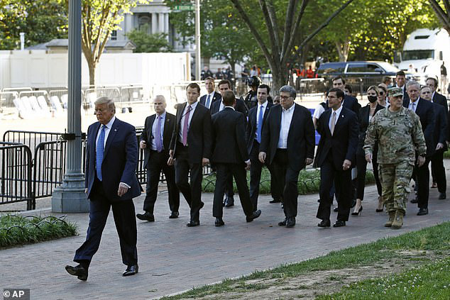  Cảnh sát bắn hơi cay dọn đường, TT Trump phát biểu giữa tiếng trực thăng và tiếng la ó của người biểu tình - Ảnh 1.