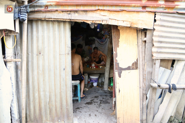Người nghèo oằn mình trong căn phòng trọ bằng tôn cao chưa đầy 4m dưới nắng nóng 50 độ ở Hà Nội: Giữa trưa hơi nóng phả xuống không khác gì cái lò nướng cỡ lớn - Ảnh 2.