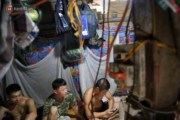 Người nghèo oằn mình trong căn phòng trọ bằng tôn cao chưa đầy 4m dưới nắng nóng 50 độ ở Hà Nội: Giữa trưa hơi nóng phả xuống không khác gì cái lò nướng cỡ lớn - Ảnh 4.