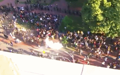  Cảnh sát bắn hơi cay dọn đường, TT Trump phát biểu giữa tiếng trực thăng và tiếng la ó của người biểu tình - Ảnh 5.