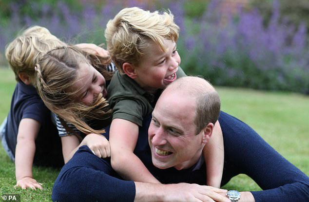 Tan chảy với loạt khoảnh khắc đặc biệt của Hoàng tử William bên cạnh 3 con nhỏ nhân Ngày của Cha và đón mừng tuổi mới - Ảnh 1.