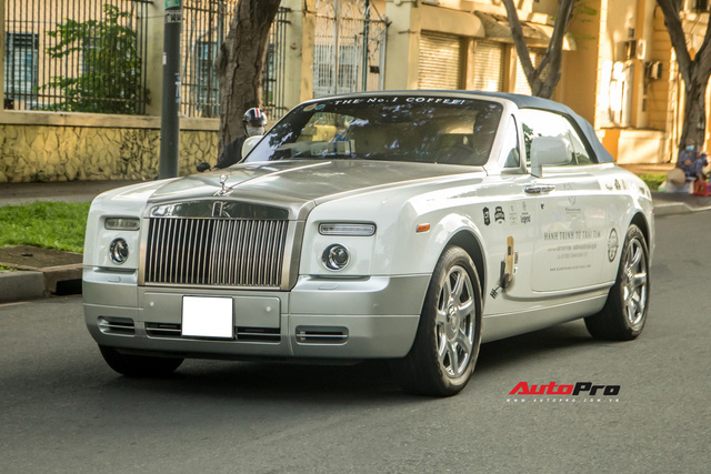 Xem tài xế của ông Đặng Lê Nguyên Vũ đỗ Rolls-Royce dài gần 6 mét vào chỗ hẹp  - Ảnh 5.