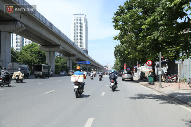 Hà Nội: Giữa nắng nóng kinh hoàng, có 1 quán trà chanh với khăn lạnh miễn phí giúp người lao động nghèo giải nhiệt sau giờ lao động vất vả - Ảnh 1.