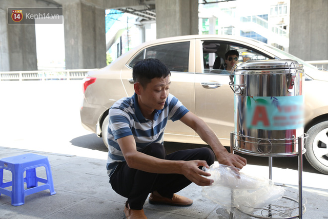 Hà Nội: Giữa nắng nóng kinh hoàng, có 1 quán trà chanh với khăn lạnh miễn phí giúp người lao động nghèo giải nhiệt sau giờ lao động vất vả - Ảnh 5.