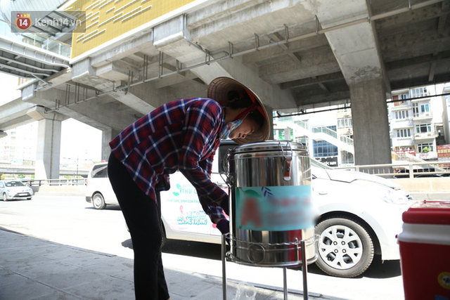 Hà Nội: Giữa nắng nóng kinh hoàng, có 1 quán trà chanh với khăn lạnh miễn phí giúp người lao động nghèo giải nhiệt sau giờ lao động vất vả - Ảnh 7.