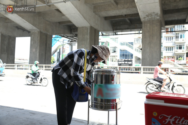 Hà Nội: Giữa nắng nóng kinh hoàng, có 1 quán trà chanh với khăn lạnh miễn phí giúp người lao động nghèo giải nhiệt sau giờ lao động vất vả - Ảnh 8.